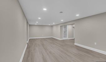 55 Maiden Ln, Bergenfield, NJ 07621