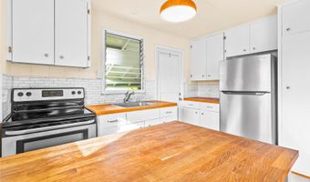 691 Kihapai St B, Kailua, HI 96734