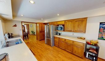 925 7TH St, Brookings, OR 97415