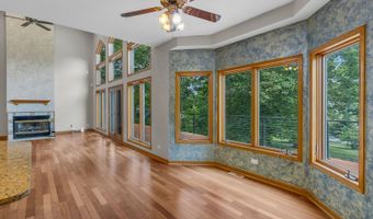 2 Echowood Dr, Algonquin, IL 60102