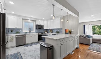 7 Gregg Ln, Bayonne, NJ 07002