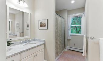 9 Scitterygussett Dr, Falmouth, ME 04105