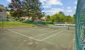 11 Boulevard Dr 10-44, Danbury, CT 06810