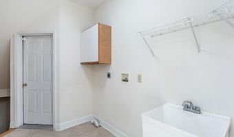 4 Hilander Dr, Albany, NY 12211