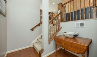 25066 CROXLEY GREEN Sq, Aldie, VA 20105