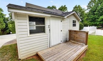 697 Graceland Dr, Asheboro, NC 27205