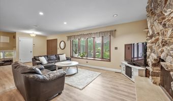 2631 N Stuart Dr, Arlington Heights, IL 60004