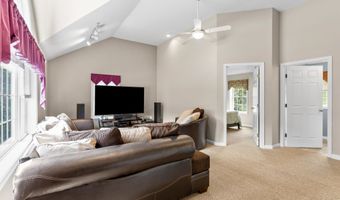 6 Gumpas Hill Rd, Pelham, NH 03076