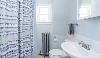 6 Pond Ave, Newport, RI 02840