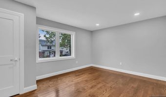 55 Maiden Ln, Bergenfield, NJ 07621