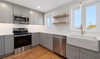 11 Gunning Ct, Middletown, RI 02842