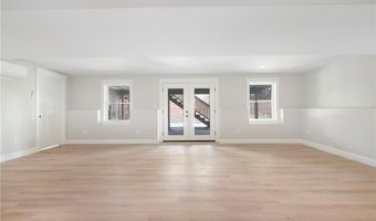 5 Braeburn Cir, Cranston, RI 02921