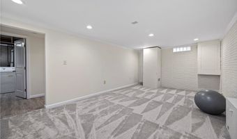 621 Van Oaks Dr, Amherst, OH 44001