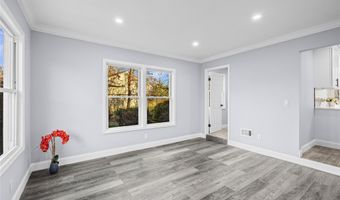 4 Somerset Rd N, Amityville, NY 11701