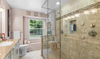 1233 Red Oak Plantation Dr, Ballwin, MO 63021
