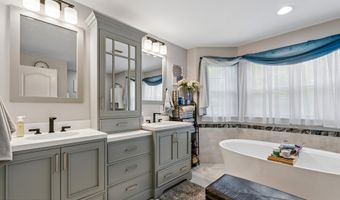 10 Dori Ln, Barnegat, NJ 08005