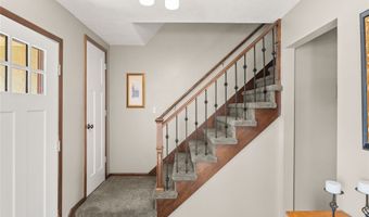 2242 Camelot Ct, Altoona, IA 50009