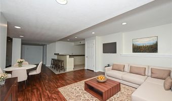 990 Whisperwood Ln, Aurora, OH 44202