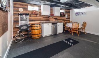 8 E Gate Dr, Alloway, NJ 07418