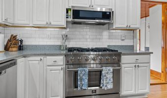 27 Center St, Algonquin, IL 60102