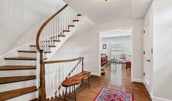 2317 S QUEEN St, Arlington, VA 22202