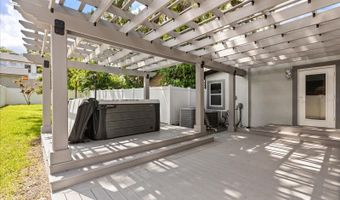 808 EDGEWATER Dr, Orlando, FL 32804