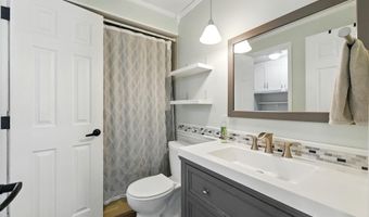 704 S Dewey St, Auburn, IN 46706