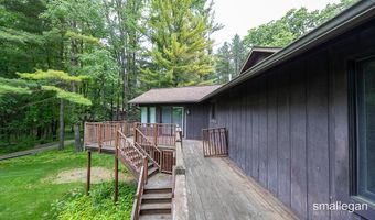 550 Greentree Ln NE, Ada, MI 49301
