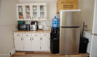 105 Park St, Batesville, MS 38606