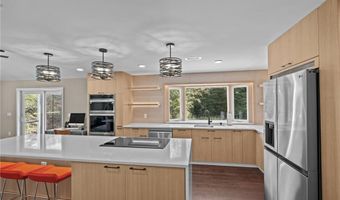 37 Dye Hill Rd, Hopkinton, RI 02832