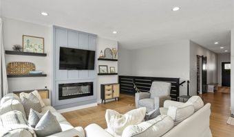 2203 Barry Dr, Adel, IA 50003