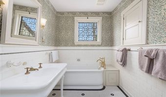 4 Hunter Ave, Newport, RI 02840