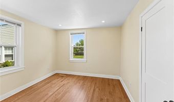 32 Richmond St 1, Bristol, RI 02809