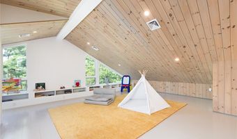 21 Fairview Ave, Hopkinton, RI 02832