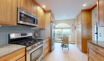 28 Northshore Dr, Burlington, VT 05408