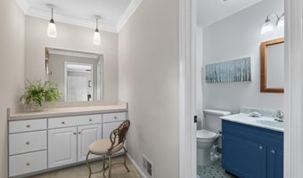 8024 GARLOT Dr, Annandale, VA 22003