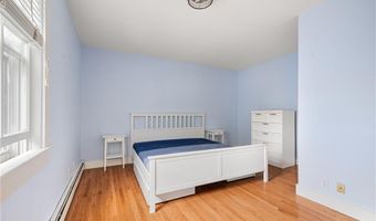 7 Marsh St, Newport, RI 02840