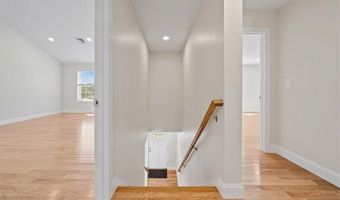 7 Betsey Williams Dr, Warwick, RI 02889