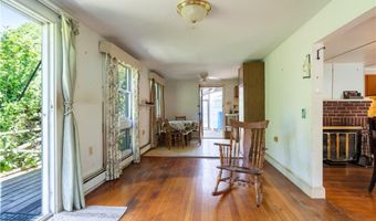 142 Honeyman Ave, Middletown, RI 02842