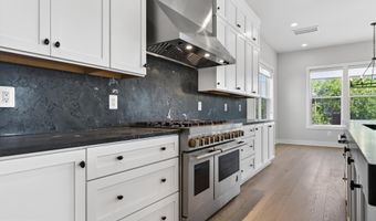 881 N MANCHESTER St, Arlington, VA 22205