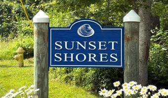 8 Green Acres Dr, Narragansett, RI 02882