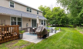 11 MEADOWBROOK Ct, Appleton, WI 54914