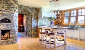 294 Ocean Ave, Newport, RI 02840