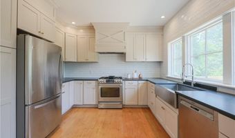 26 Old Stone Church Rd, Little Compton, RI 02837