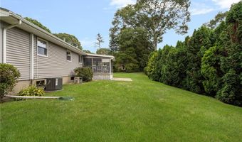 68 Birchwood Dr, Narragansett, RI 02882