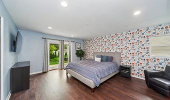 18 W Appletree Ln, Arlington Heights, IL 60004