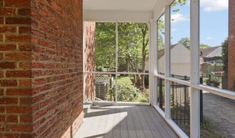 2323 N BURLINGTON St, Arlington, VA 22207