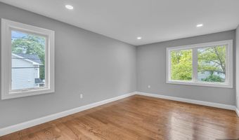 55 Maiden Ln, Bergenfield, NJ 07621