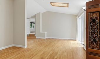 8 Ledgemont Dr, Lincoln, RI 02865