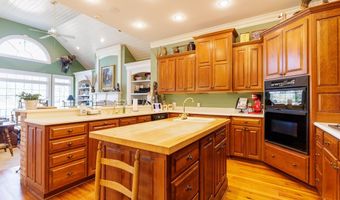 708 Town And Country Dr, Adel, GA 31620